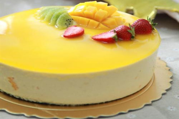 镜面蛋糕的制作：芒果牛奶慕斯蛋糕，去外面买还不如自己做！
