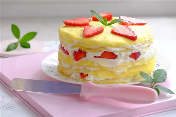 草莓千层蛋糕的懒人做法，不用烤箱的千层蛋糕