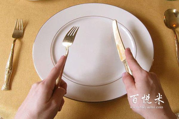 西餐刀叉拿法怎样拿才正确？赴宴去吃西餐要注意哪些西餐礼仪？
