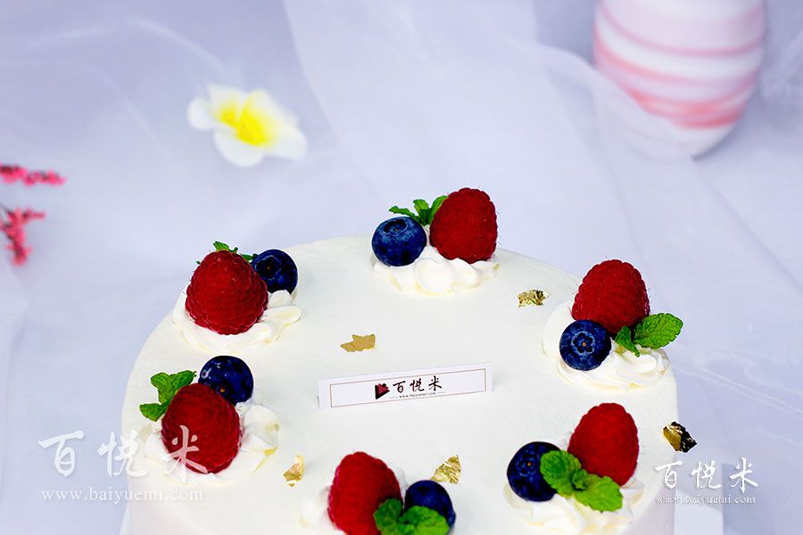 蓝莓水果生日蛋糕的做法_蛋糕培训视频教程大全