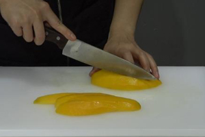 芒果夹心卷蛋糕做法，芒果夹心卷制作方法教程图解