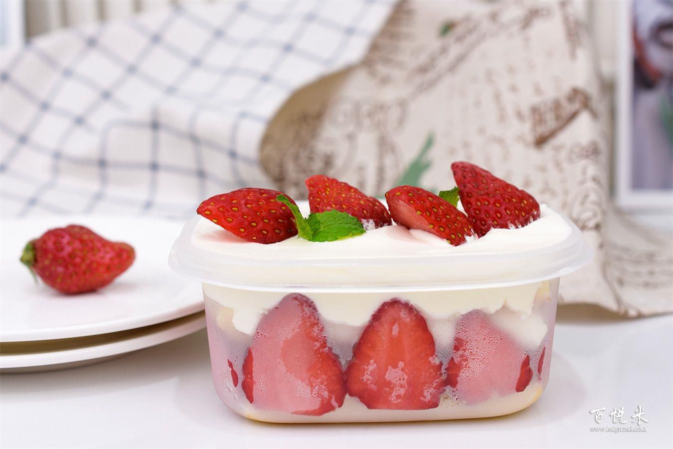 草莓盒子蛋糕的做法，草莓盒子蛋糕培训图文教程分享