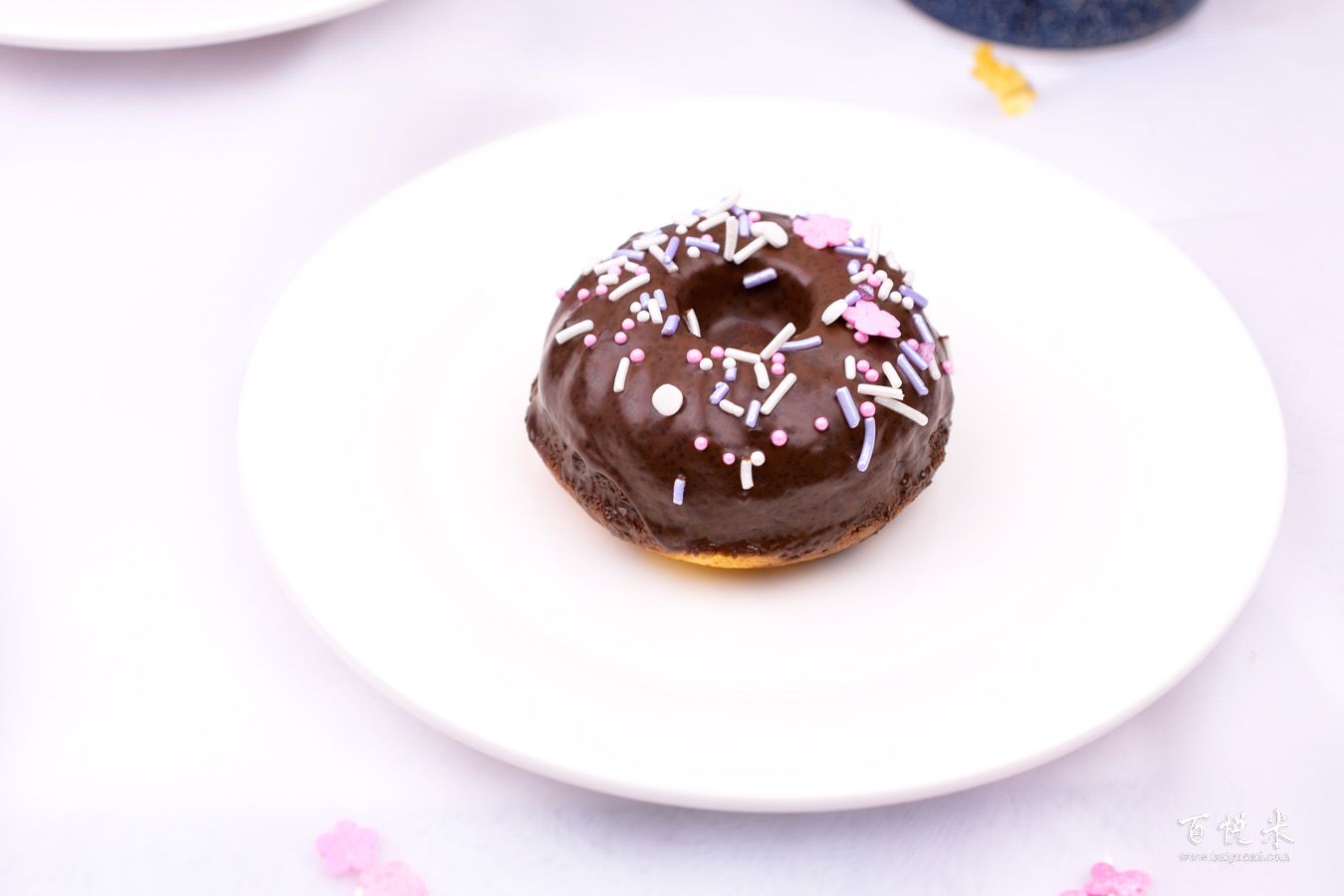 巧克力甜甜圈的做法大全，巧克力甜甜圈西点培训图文教程分享