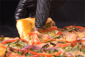 脆肠披萨的做法大全，脆肠披萨西点培训图文教程分享