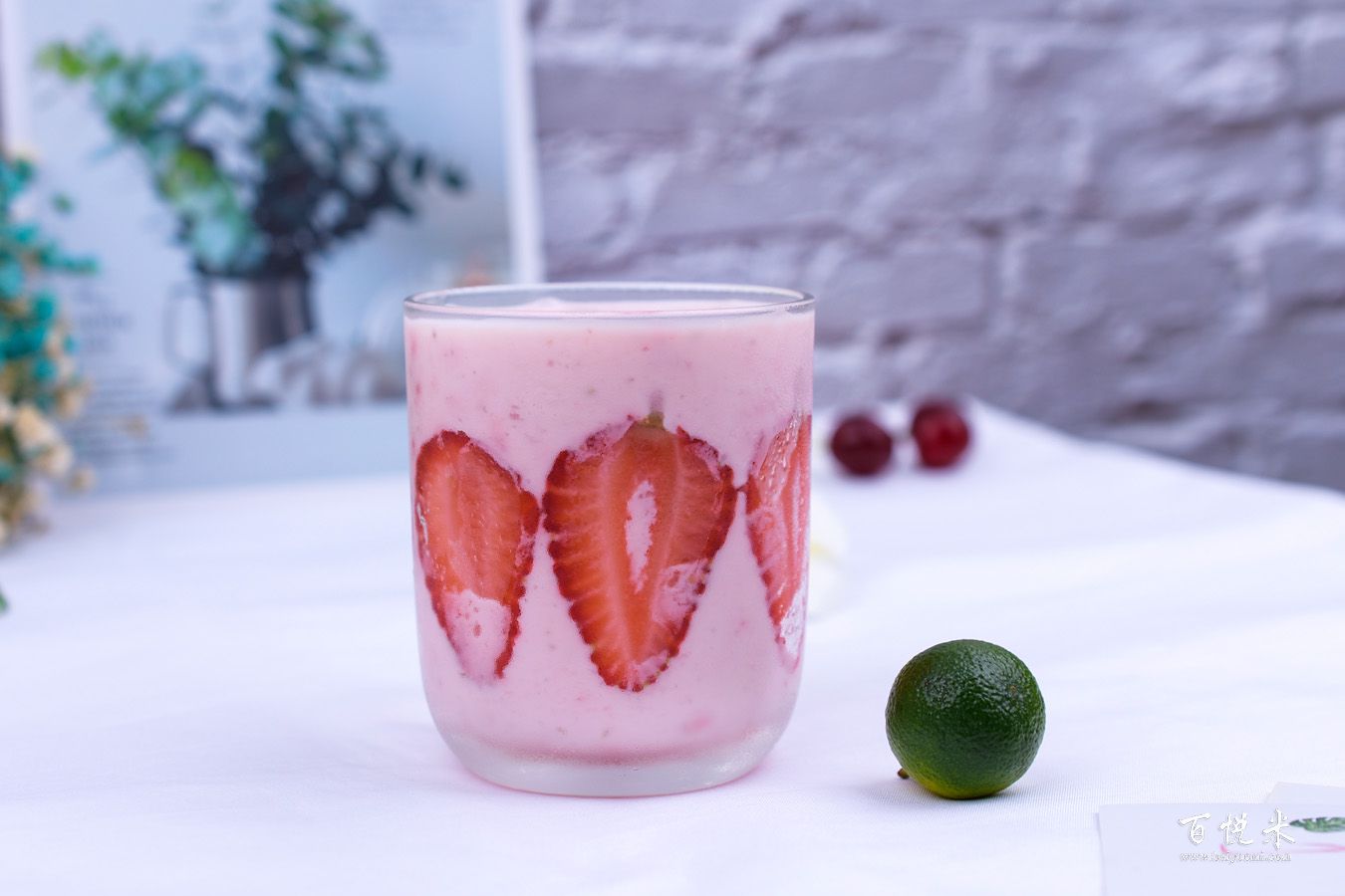 草莓酸奶奶昔的做法大全，草莓酸奶奶昔西点培训图文教程分享