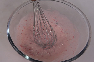 草莓酸奶奶昔的做法大全，草莓酸奶奶昔西点培训图文教程分享