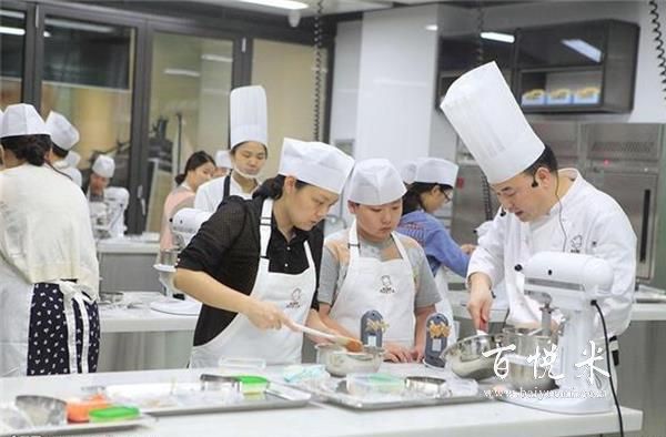 深圳欧品皇室西点培训学校招聘面包师吗？