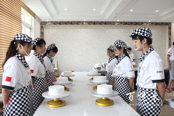 在广州报名蛋糕培训班要多少钱学费？